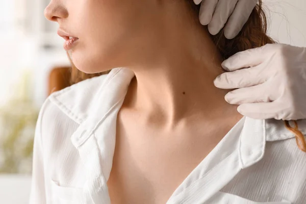 Dermatólogo Examinando Lunar Cuello Mujer Joven Clínica Primer Plano — Foto de Stock