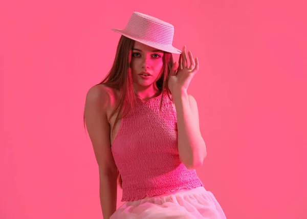 Mujer Joven Moda Sombrero Sobre Fondo Rosa —  Fotos de Stock