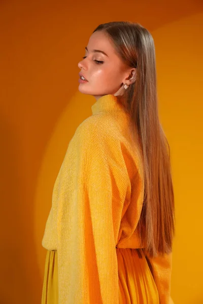 Mujer Joven Moda Suéter Punto Sobre Fondo Naranja —  Fotos de Stock