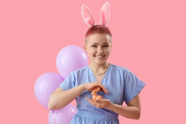 Tavşan Kulaklı Genç Kadın Paskalya Tavşanı Pembe Arka Planda Balonlar — Stok fotoğraf