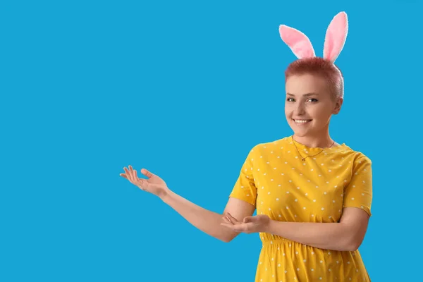 Jonge Vrouw Met Konijnenoren Met Iets Blauwe Achtergrond Pasen Viering — Stockfoto