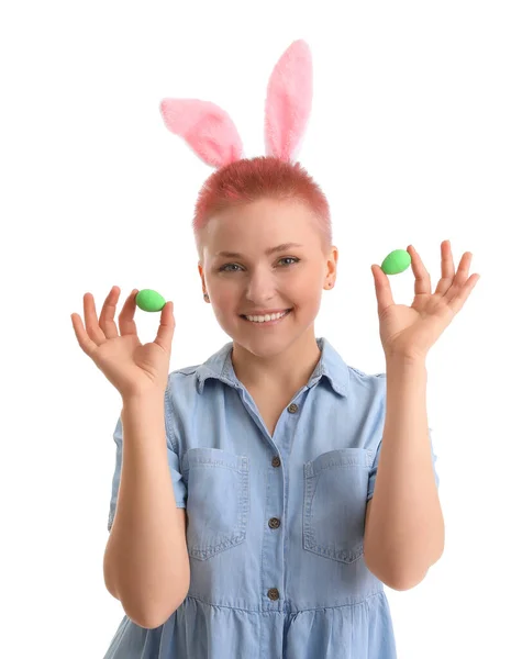 Tavşan Kulaklı Genç Bir Kadın Beyaz Arka Planda Paskalya Yumurtaları — Stok fotoğraf