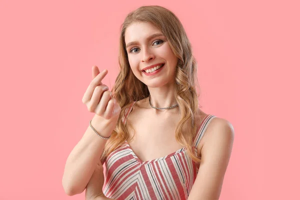 Jonge Vrouw Maken Hart Met Haar Vingers Roze Achtergrond — Stockfoto