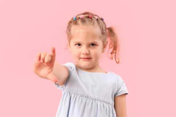 Αστείο Κοριτσάκι Που Δείχνει Αποτυχημένη Χειρονομία Ροζ Φόντο — Φωτογραφία Αρχείου