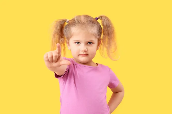 Αστείο Κοριτσάκι Δείχνει Αποτυχημένη Χειρονομία Κίτρινο Φόντο — Φωτογραφία Αρχείου