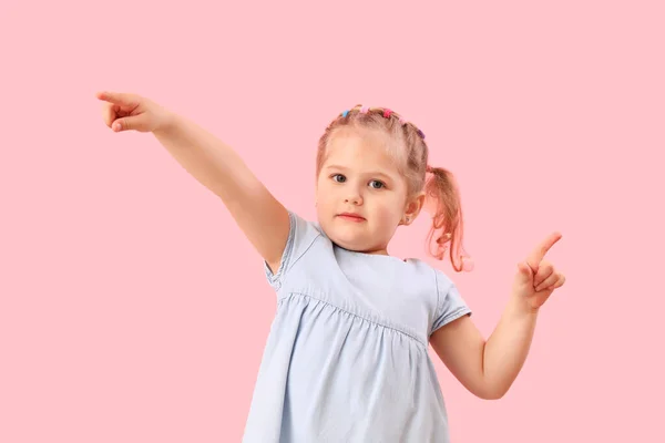 Zabawna Dziewczynka Pokazuje Gest Frajera Różowym Tle — Zdjęcie stockowe