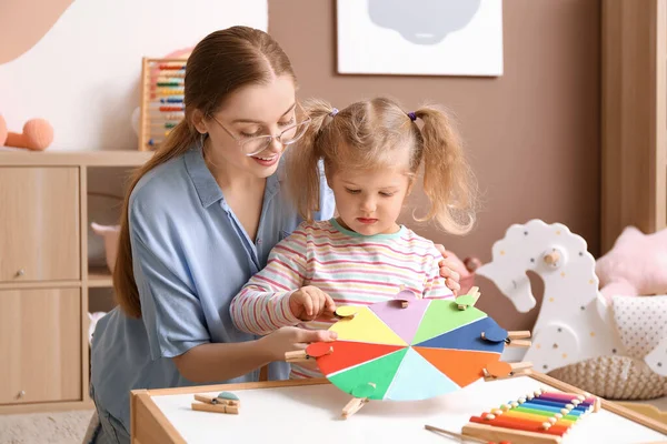 Mother Her Little Daughter Playing Matching Game Clothespins Home — Stock Photo, Image