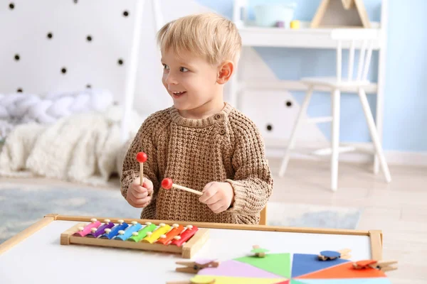 Χαριτωμένο Μικρό Αγόρι Παίζει Ταιριάζουν Παιχνίδι Μανταλάκια Στο Σπίτι — Φωτογραφία Αρχείου