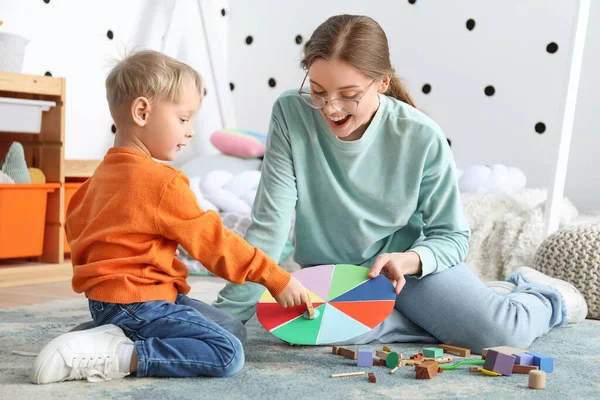 Mutter Und Ihr Kleiner Sohn Spielen Hause Mit Passendem Spiel — Stockfoto