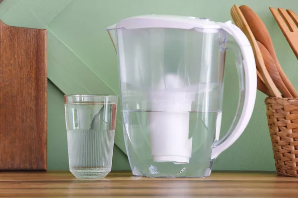 Modern Filter Jug Glass Water Kitchen Counter Green Wall — Stock Photo, Image