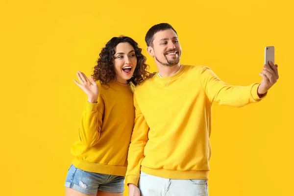 Young Couple Mobile Phone Taking Selfie Yellow Background — Stock Photo, Image