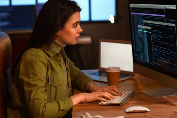 Unga Kvinnliga Programmerare Som Arbetar Kontor — Stockfoto