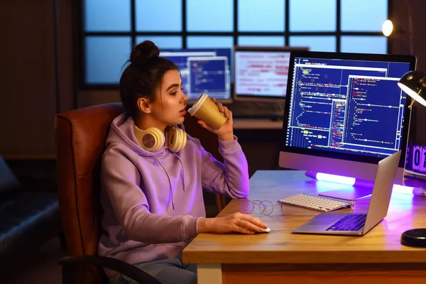 Joven Programadora Bebiendo Café Mientras Trabaja Oficina —  Fotos de Stock