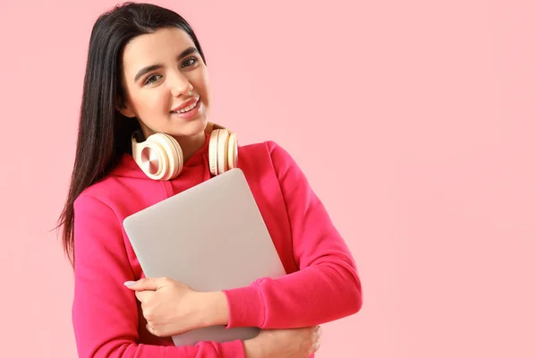 Young Female Programmer Laptop Pink Background — Stock Photo, Image