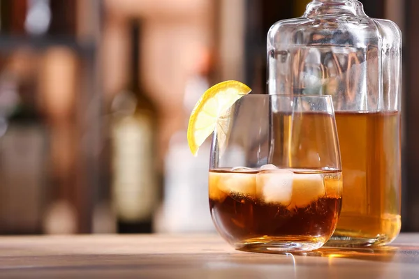 Vidro Garrafa Rum Frio Mesa Bar — Fotografia de Stock