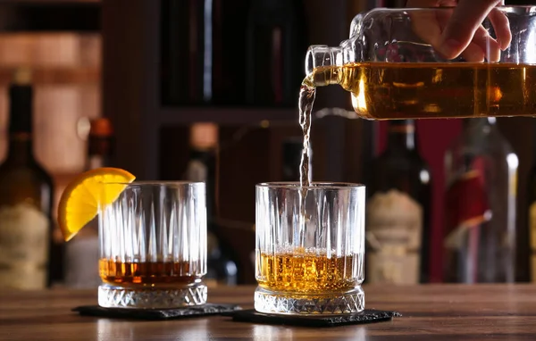 Hideg Rum Öntése Palackból Poharakba Bárban Asztalnál — Stock Fotó
