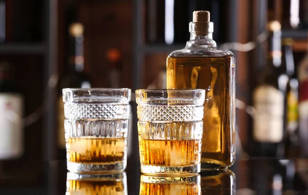Garrafa Copos Rum Frio Mesa Bar — Fotografia de Stock