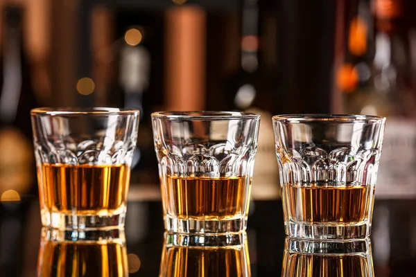 Gelas Rum Dingin Atas Meja Bar — Stok Foto