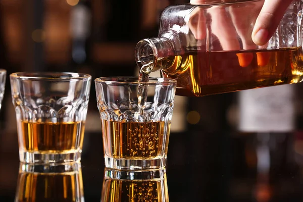 Wanita Menuangkan Rum Lezat Dari Botol Gelas Meja Bar — Stok Foto