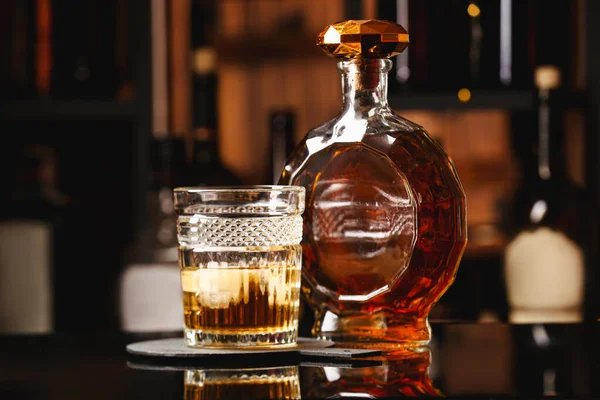 Garrafa Copo Rum Frio Mesa Bar — Fotografia de Stock