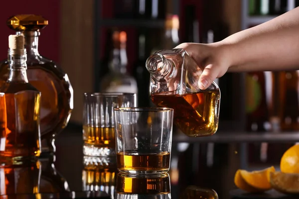 Öntés Ízletes Rum Palackból Üvegbe Asztalnál Bárban — Stock Fotó