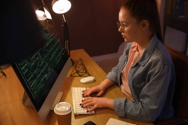 Kvinnlig Programmerare Arbetar Med Dator Kontoret Natten — Stockfoto