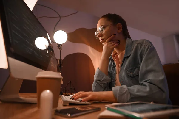 Programadora Femenina Trabajando Con Computadora Oficina Por Noche — Foto de Stock