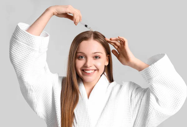Kobieta Problemem Wypadania Włosów Dając Sobie Zastrzyk Jasnym Tle — Zdjęcie stockowe