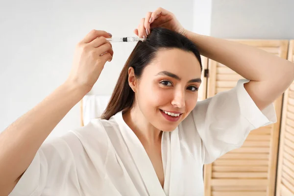 脱毛の問題を持つ女性は自宅で注射を与えます — ストック写真