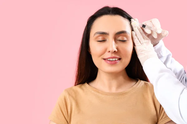 Женщина Проблемой Выпадения Волос Получает Инъекцию Розовом Фоне — стоковое фото