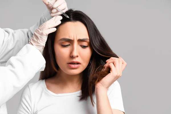 Žena Problémem Vypadávání Vlasů Dostává Injekci Šedém Pozadí — Stock fotografie