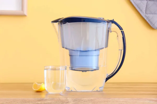 Modern Filter Jug Glass Water Lemon Piece Kitchen Counter — Stock Photo, Image