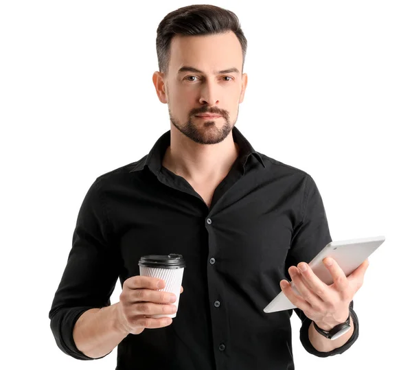 白い背景にコーヒーとタブレットコンピュータのカップを持つハンサムなビジネスマン — ストック写真