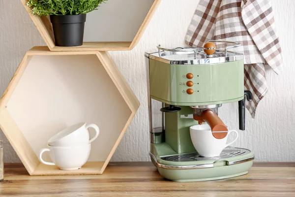 Mutfak Tezgahında Fincan Olan Modern Kahve Makinesi — Stok fotoğraf