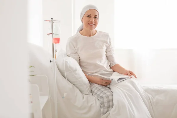 Зріла Жінка Після Хіміотерапії Читає Книгу Клініці — стокове фото