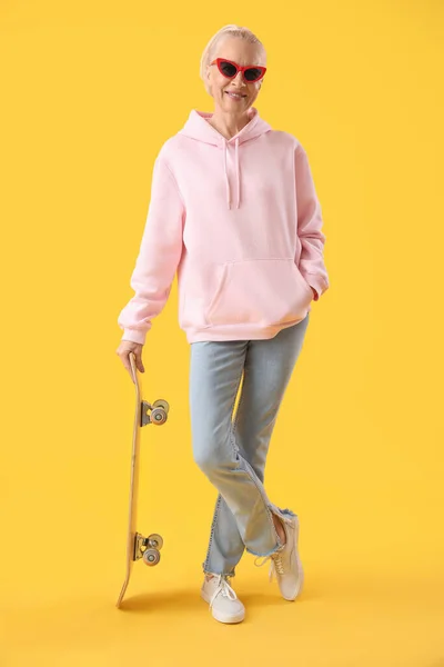 Mature Woman Skateboard Yellow Background — Stock Photo, Image