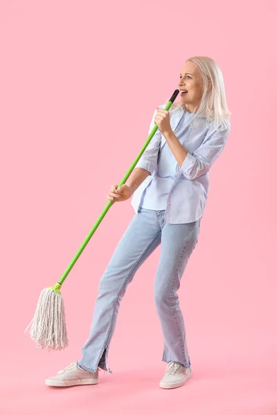Mature Woman Mop Singing Pink Background — Stock Photo, Image