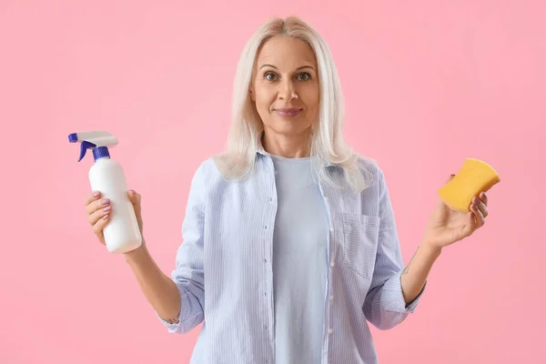 Dojrzała Kobieta Gąbką Czyszczenia Detergentem Różowym Tle — Zdjęcie stockowe