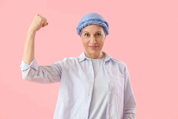 Reife Frau Nach Chemotherapie Zeigt Muskeln Auf Rosa Hintergrund — Stockfoto