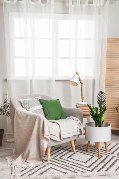 明亮客厅内的灰色扶手椅 灯具和室内盆栽 — 图库照片
