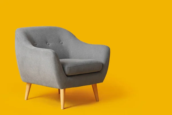 Hangulatos Szürke Fotel Narancssárga Háttér — Stock Fotó