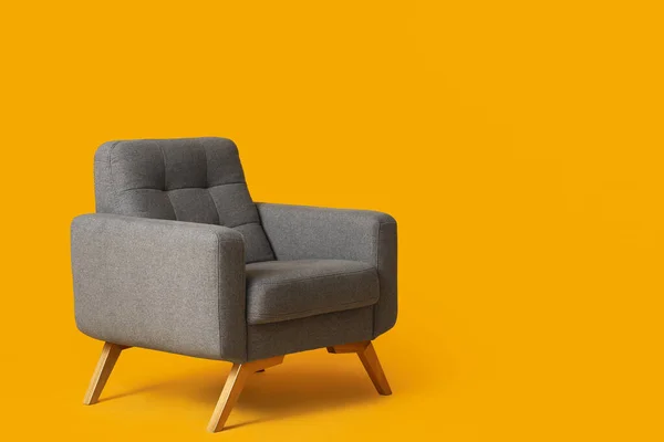 Hangulatos Szürke Fotel Narancssárga Háttér — Stock Fotó