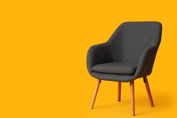 橙色背景的时髦灰色扶手椅 — 图库照片
