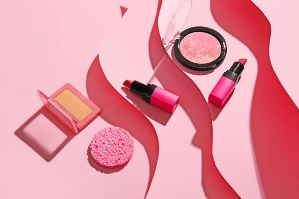 Composición Con Productos Cosméticos Esponja Maquillaje Sobre Fondo Rosa — Foto de Stock