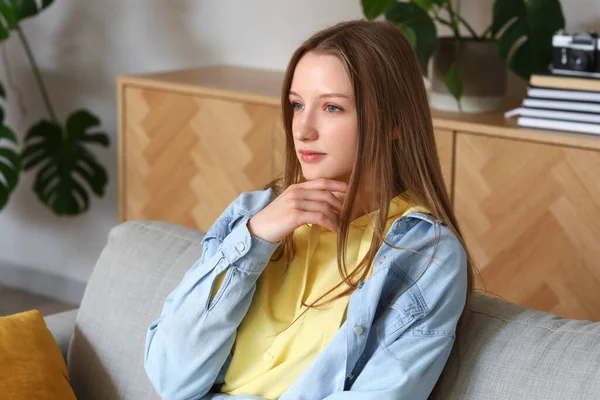 Nachdenkliches Teenager Mädchen Sitzt Hause Auf Sofa — Stockfoto