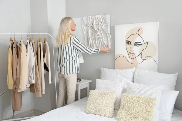 Mujer Madura Colgando Pintura Pared Luz Dormitorio —  Fotos de Stock