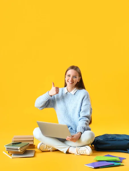 Studentin Mit Laptop Zeigt Daumen Nach Oben Auf Gelbem Hintergrund — Stockfoto