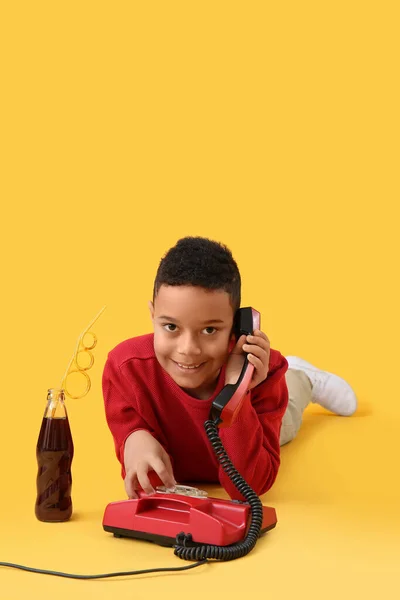 Ένα Αφρο Αμερικανάκι Που Μιλάει Τηλεφωνικώς Κίτρινο Φόντο — Φωτογραφία Αρχείου