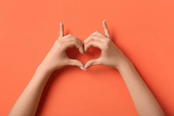 Mujer Haciendo Corazón Con Sus Manos Sobre Fondo Naranja — Foto de Stock