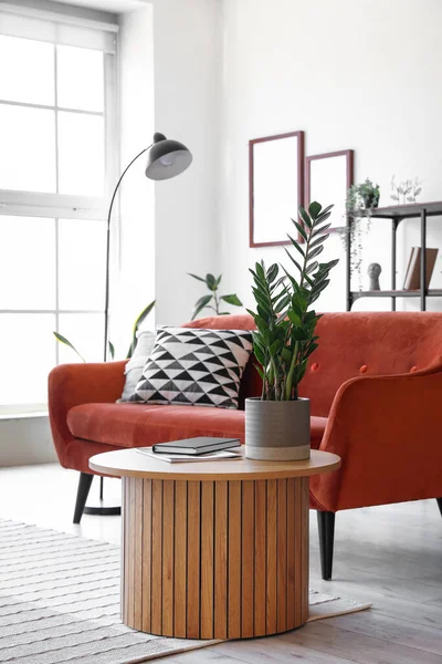 Interior Ruang Tamu Modern Dengan Sofa Nyaman Dan Meja Kopi — Stok Foto